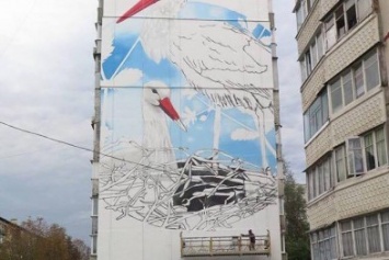 На стене харьковской многоэтажки нарисовали гигантского аиста (ФОТО)