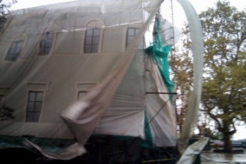 Возле одесской мэрии ураган сорвал ширму со здания управления статистики (ФОТО, ВИДЕО)
