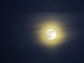 16 октября москвичи смогут наблюдать супер-Луну