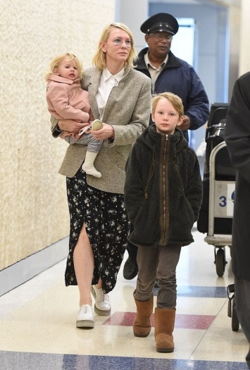 Кейт Бланшетт прилетела в Нью-Йорк с детьми