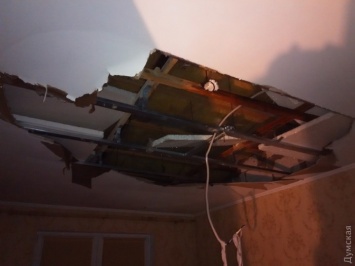 Шторм сорвал крышу одесской семиэтажки: дождь заливает квартиры
