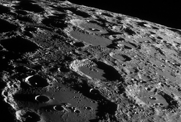 Ученые: За семь лет на Луне появилось более 200 новых кратеров