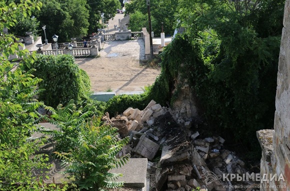 Власти Керчи просят горожан и туристов быть осторожными на Митридатской лестнице, часть которой обрушилась неделю назад (ФОТО)