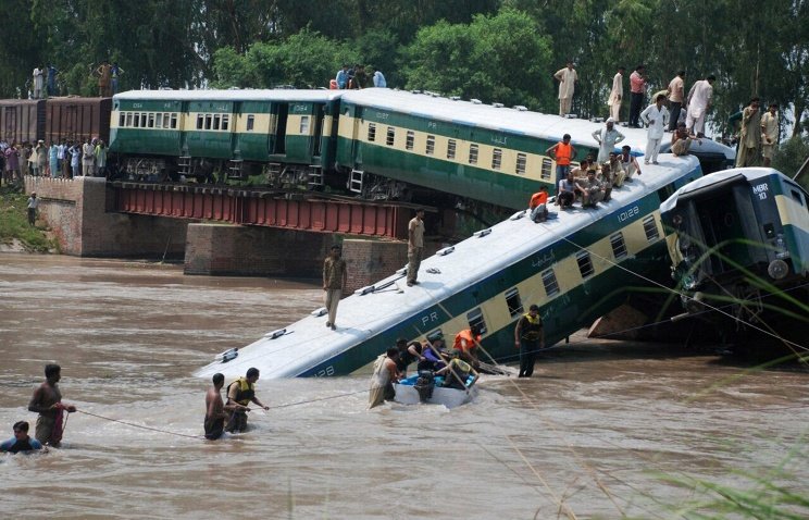 В Пакистане пассажирский состав сорвался в реку, погибли 19 человек