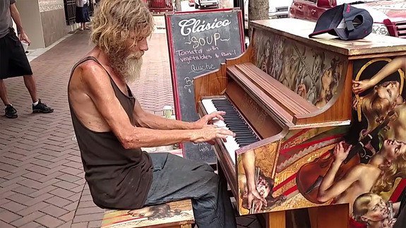 Сеть "взорвало" видео на котором бездомный играет на пианино (ВИДЕО)