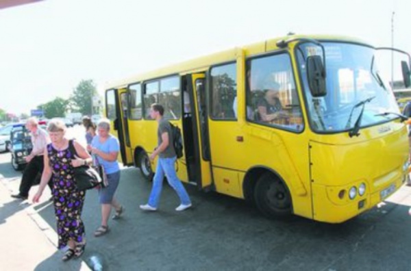 Кошмары киевских маршруток: за рулем находят пьяных водителей, а от автобусов отпадают колеса (инфографика)