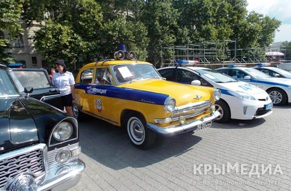 В Севастополе в честь Дня ГИБДД устроили выставку ретро-автомобилей (ФОТО)