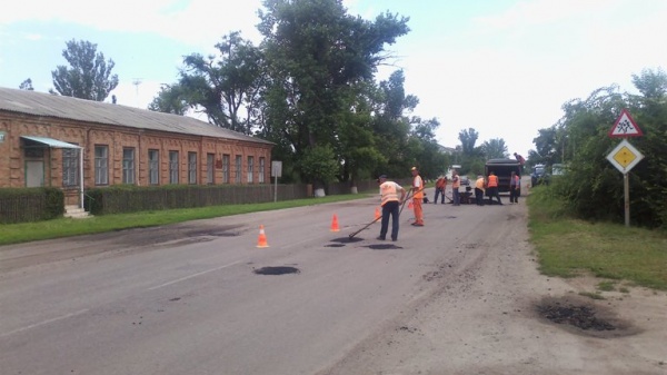 Запорожские ремонтники латали ямы на дорогах государственного значения
