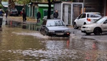 В Одессе подтопило Пересыпь, транспорт стоит в пробках