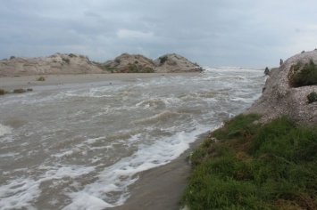 Вопреки решению суда шторм соединил Тузловские лиманы с морем