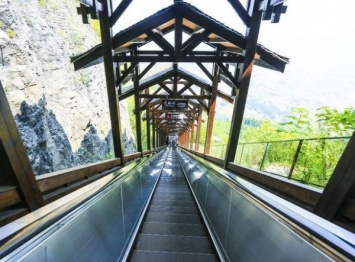 В Китае открыли самый длинный в мире эскалатор для ленивых туристов