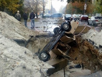 В Херсоне машина упала в глубокую яму, вырытую коммунальщиками (ФОТО)