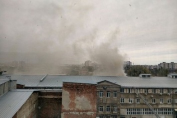 В Харькове горит подпольный цех по пошиву одежды (ФОТО)