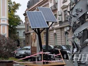 В центре Ивано-Франковска установили устройство для зарядки гаджетов на солнечных батареях