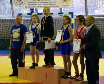 Запорожские спортсменки стали чемпионами на соревнованиях по борьбе