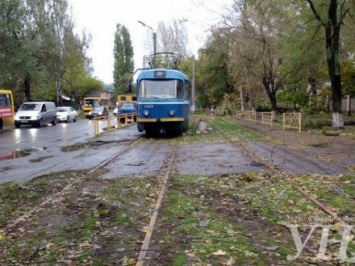 Ветер в Одессе повалил бетонные столбы на трамвайные рельсы
