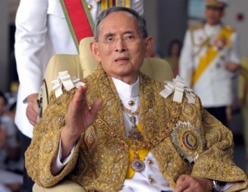 Из-за смерти короля Таиланда в стране объявлен траур на год
