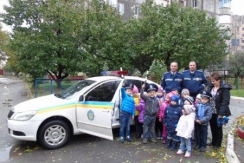 Херсонская полиция учит детей основам ПДД