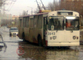 В Херсоне тонут троллейбусы