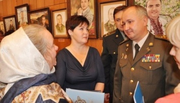 Невидимая Стража: Грицак передал семьям погибших сотрудников СБУ портреты Героев