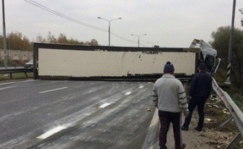 Перевернувшаяся фура заблокировала движение по шоссе в Подмосковье
