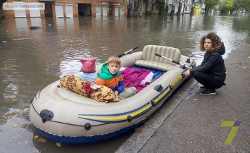 Потоп в Одессе: жительница Пересыпи приплыла в магазин за едой на лодке