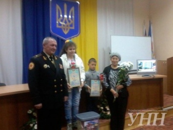Спасатели Хмельницкой области наградили двоих детей за героизм и мужество