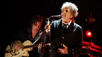 Икона рок-музыки Боб Дилан получил Нобелевскую премию по литературе
