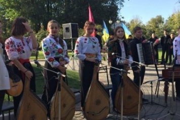 Харьковские активисты возложили цветы к памятнику из Севастополя (ФОТО)