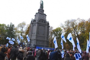 На Владимирской горке проходит митинг в защиту памятника Владимиру Великому