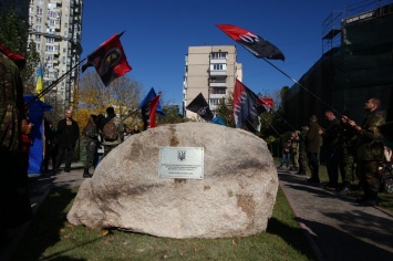 В отвоеванном у застройщика сквере установили памятный знак в честь героев-добровольцев АТО