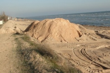 С пляжей Арабатской стрелки на Херсонщине в праздник вывозили песок
