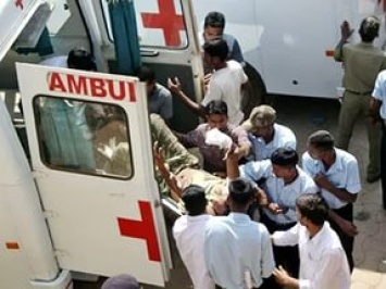 В Индии автобус упал в ущелье. Уже нашли 17 тел