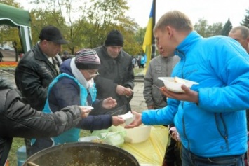 На День защитника Украины краматорчан вкусно кормили