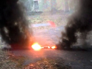 Несколько дымовых шашек зажгли активисты во время марша Славы Героев в Киеве