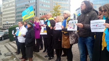 В Брюсселе активисты требовали от Кремля прекратить войну в Украине