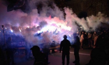 Участники "Марша нации" в Киеве зажгли файеры, за порядком следит полиция (видео)