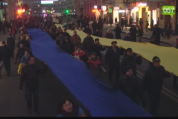 "Слава Защитникам Украины": харьковчане прошлись маршем по городу со стометровым флагом