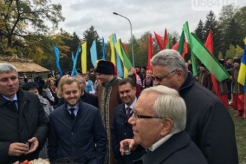 В Кривом Роге мэр с нардепами открыли памятник, поздравили защитников, выпили по "5 капель" и похвалили украинских хозяюшек (ФОТО)