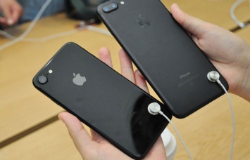 Apple отказалась от использования противокражных кабелей для iPhone в своих магазинах [фото]