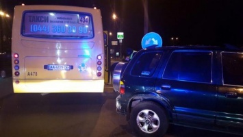 В Киеве маршрутка перевернула авто: водитель Kia обвинил спасателей в краже