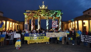 В Берлине требовали от Путина прекратить войну и освободить политзаключенных