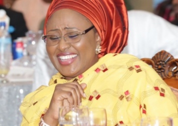 Президент Нигерии за политику отправил жену на кухню