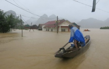 В результате наводнения во Вьетнаме погибли 11 человек