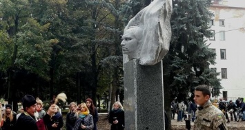 В городе Дубно открыли памятник Степану Бандере