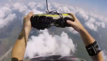 Американский парашютист около километра падал за собственными кроссовками