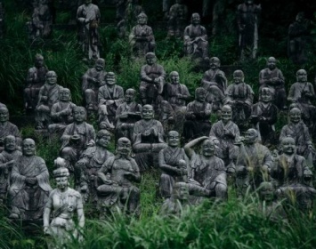 В Японии обнаружили 800 человеческих скульптур посреди парка
