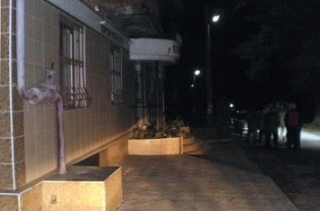 Полиция обнародовала фото с места подрыва гранаты возле магазина в Донецкой области