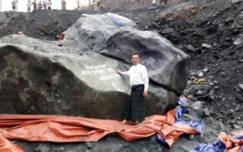 Шахтер в Мьянме нашел крупный самородок нефрита стоимостью 140 миллионов фунтов