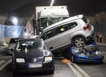 ДТП в автомобильном тоннеле в Швейцарии: 1 человек погиб, 11 травмированы